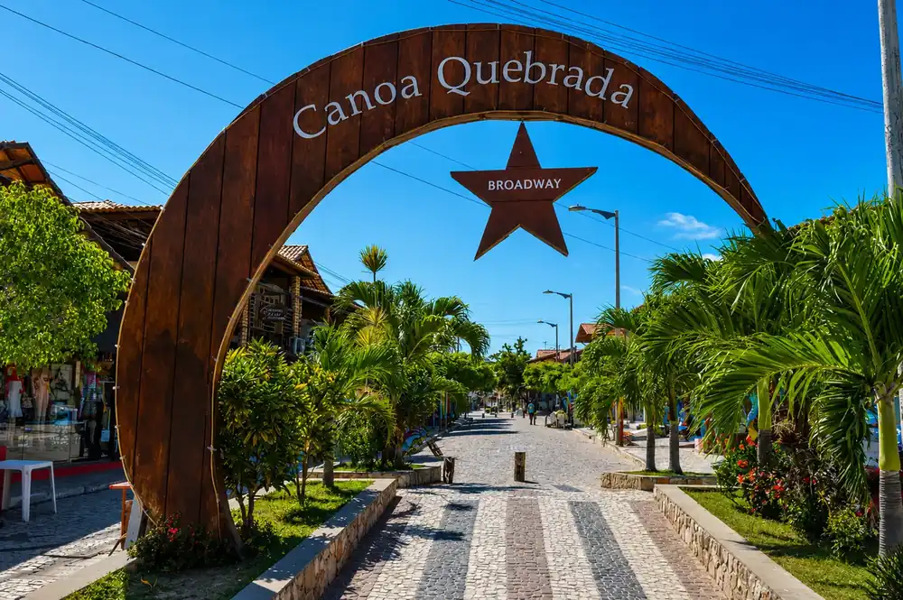 Arco da rua de pedestres Broadway em Canoa Quebrada
