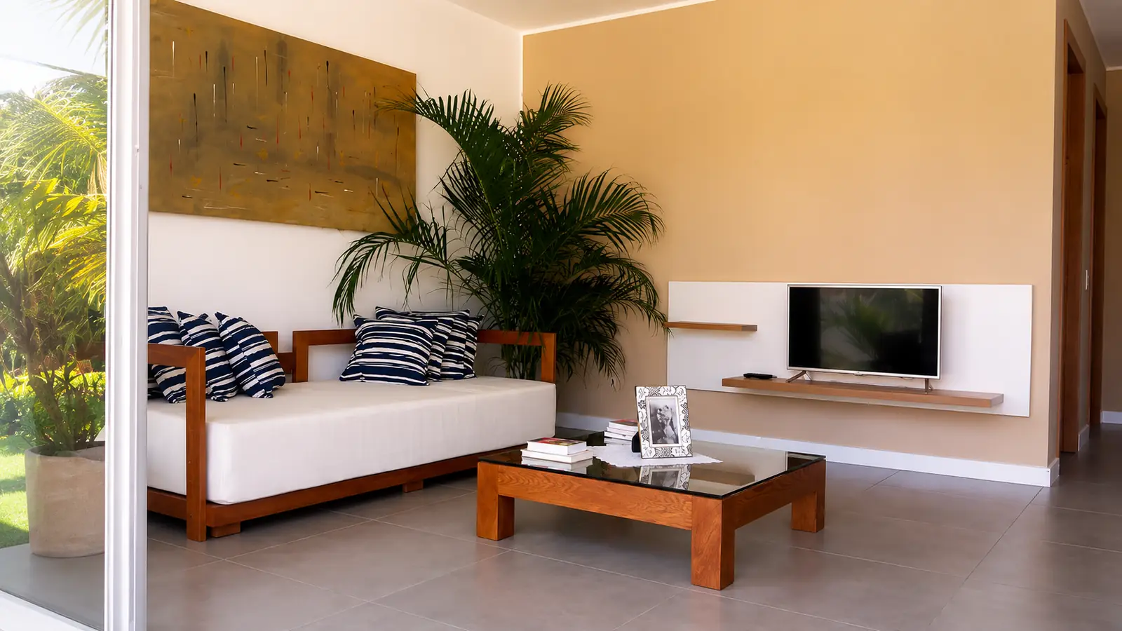 Sala de entrada com vista para o jardim no Ravenala Hotel Boutique